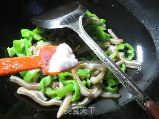 尖椒炒猪耳朵的做法步骤：6