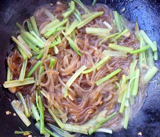 芹菜炒粉条的做法步骤：9