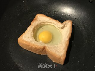 挖洞吐司蛋的做法步骤：3