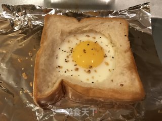 挖洞吐司蛋的做法步骤：4