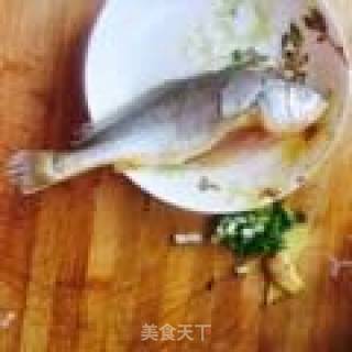 香煎黄花鱼的做法步骤：1