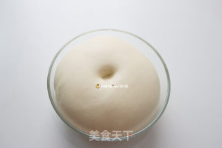 日式香浓炼乳面包的做法步骤：2