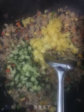菠萝炒饭的做法步骤：9