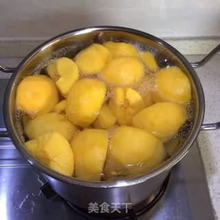 黄桃罐头的做法步骤：3