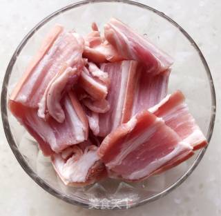 五花肉烧腐竹的做法步骤：1