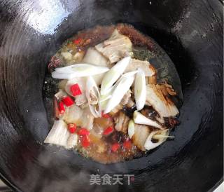 五花肉烧腐竹的做法步骤：4