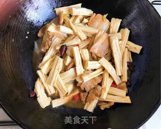 五花肉烧腐竹的做法步骤：6