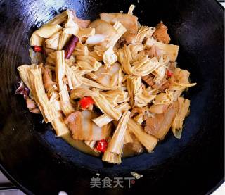 五花肉烧腐竹的做法步骤：7