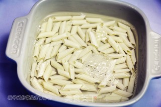 鸡肉时蔬通心粉的做法步骤：1