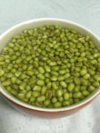 用可乐甁发豆芽的做法步骤：1