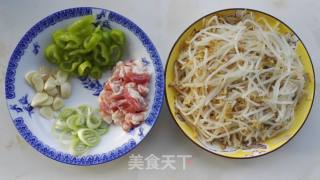 绿豆芽炒肉片（丝）的做法步骤：1