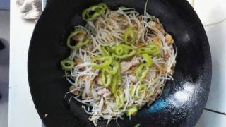 绿豆芽炒肉片（丝）的做法步骤：4