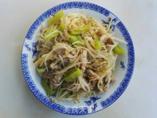 绿豆芽炒肉片（丝）的做法步骤：5