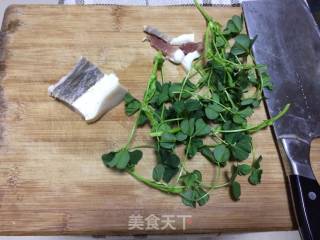 咸肉炒磨盘头（金花菜）的做法步骤：1