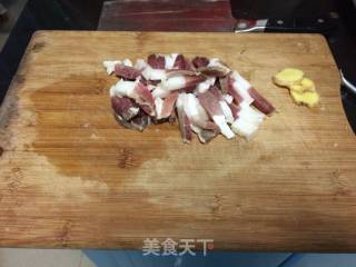 咸肉炒磨盘头（金花菜）的做法步骤：2