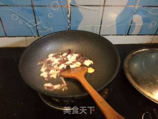 咸肉炒磨盘头（金花菜）的做法步骤：4