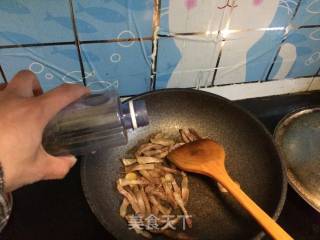 咸肉炒磨盘头（金花菜）的做法步骤：5