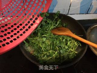 咸肉炒磨盘头（金花菜）的做法步骤：6