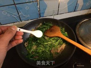 咸肉炒磨盘头（金花菜）的做法步骤：7