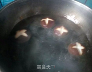 土豆香菇肉片汤的做法步骤：3