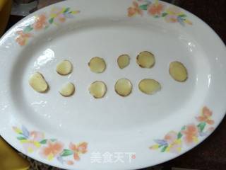 清蒸鲈鱼的做法步骤：1