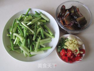 蒜苗烧鳝鱼的做法步骤：1