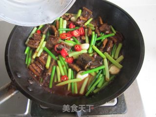 蒜苗烧鳝鱼的做法步骤：9
