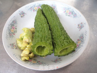 黑木耳拌苦瓜的做法步骤：1
