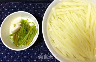 清炒土豆丝的做法步骤：1