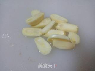 蘑菇青豆炒腊肠的做法步骤：1