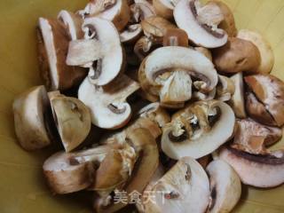 蘑菇青豆炒腊肠的做法步骤：2