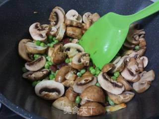 蘑菇青豆炒腊肠的做法步骤：7