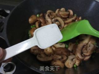 蘑菇青豆炒腊肠的做法步骤：8