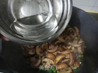蘑菇青豆炒腊肠的做法步骤：10
