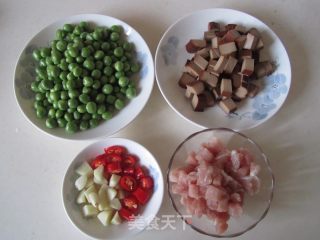 豌豆鸡蛋干炒肉丁的做法步骤：1