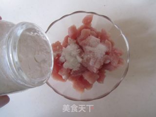 豌豆鸡蛋干炒肉丁的做法步骤：2