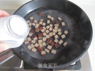 豌豆鸡蛋干炒肉丁的做法步骤：3