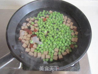 豌豆鸡蛋干炒肉丁的做法步骤：4