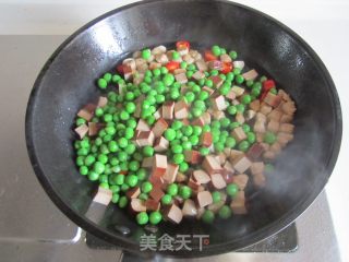 豌豆鸡蛋干炒肉丁的做法步骤：7