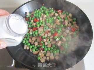 豌豆鸡蛋干炒肉丁的做法步骤：8