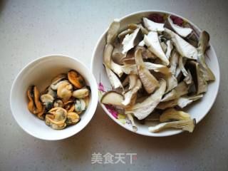 鲜掉眉毛的春日小炒-韭菜蘑菇炒贻贝的做法步骤：2