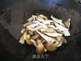 鲜掉眉毛的春日小炒-韭菜蘑菇炒贻贝的做法步骤：3