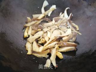 鲜掉眉毛的春日小炒-韭菜蘑菇炒贻贝的做法步骤：4