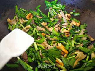 鲜掉眉毛的春日小炒-韭菜蘑菇炒贻贝的做法步骤：7