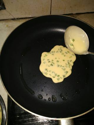 香葱蛋卷的做法步骤：2