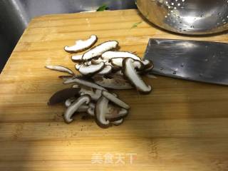 白菜拌香菇的做法步骤：2