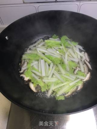 白菜拌香菇的做法步骤：3