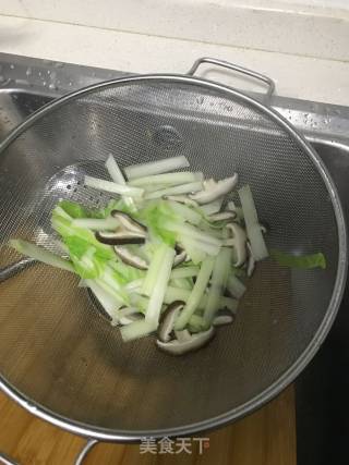 白菜拌香菇的做法步骤：4