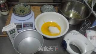 戚风蛋糕简单版的做法步骤：1
