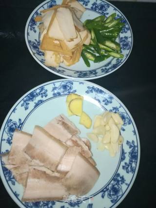 豆干回锅肉的做法步骤：1